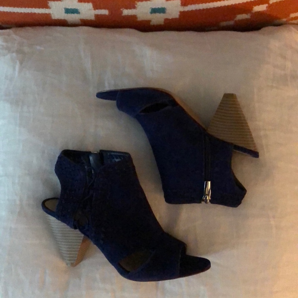 Vince Camuto Bootie in navy suede size 7